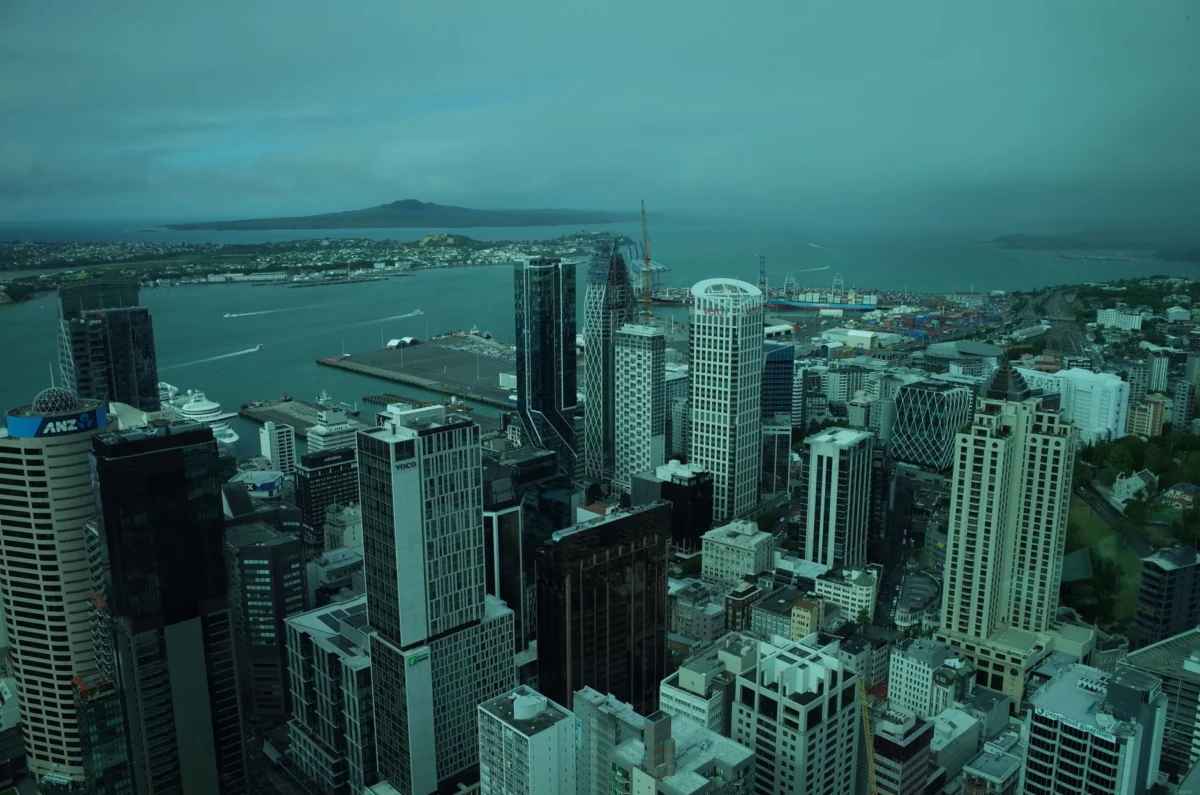 Panoramic view of Auckland's skyline with iconic landmarks