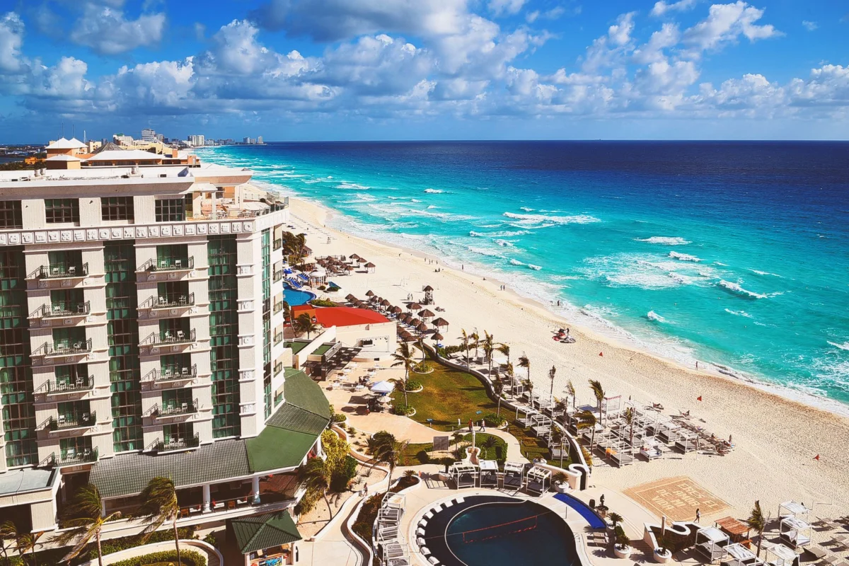Spacious hotel with ocean view in Cancun