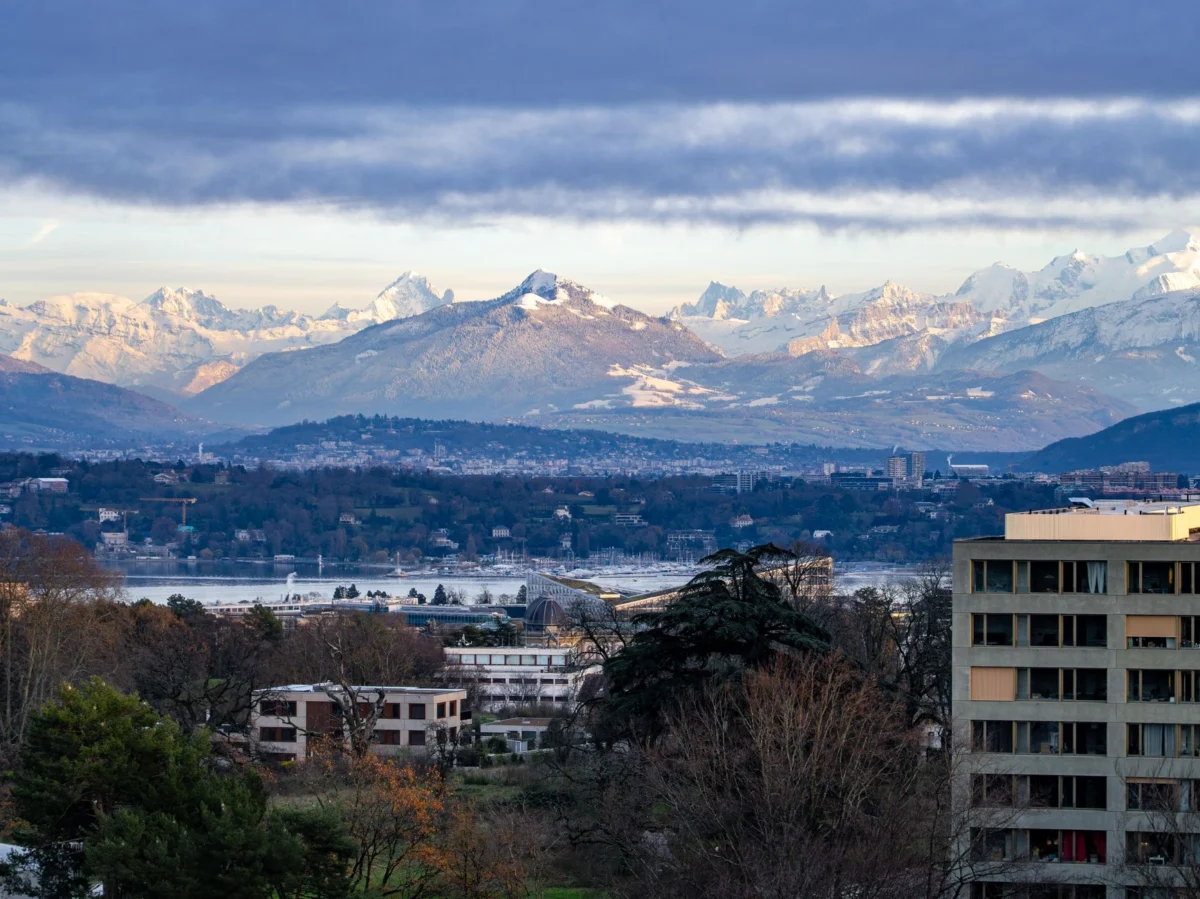 A stunning view of Geneva's iconic cityscape across the lake