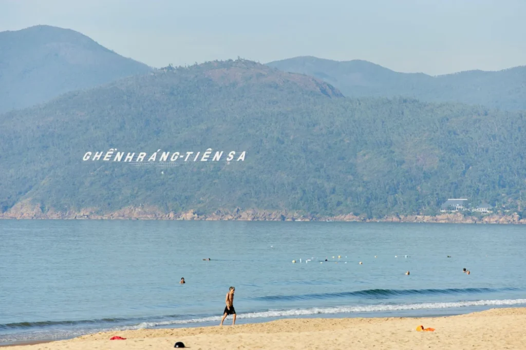 Hac Sa Beach (黑沙海灘)
