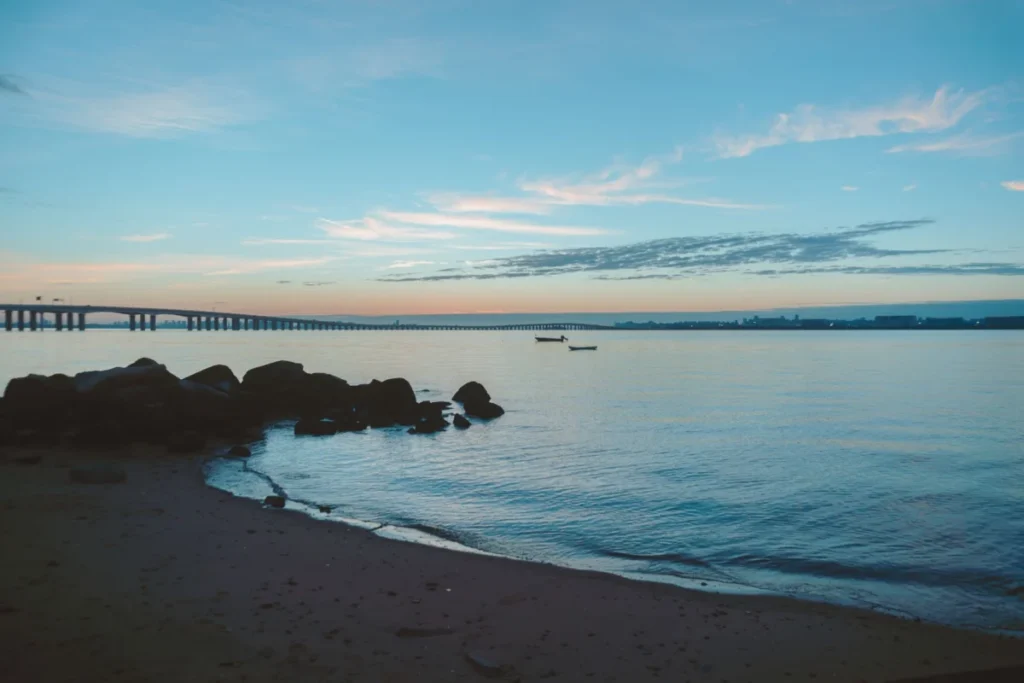 Hac Sa Beach (黑沙海灘)
