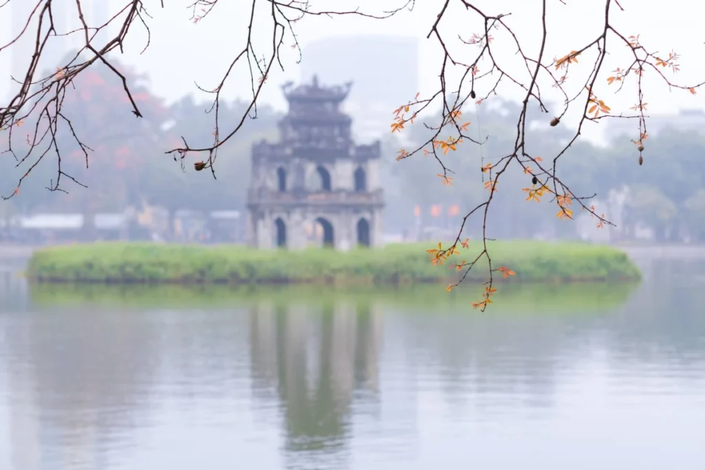 Hoan Kiem Lake (Hoàn Kiếm)
