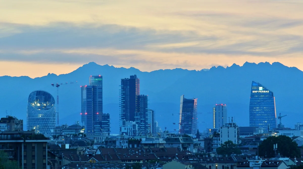 Silhouette of Milan's iconic skyline at dusk