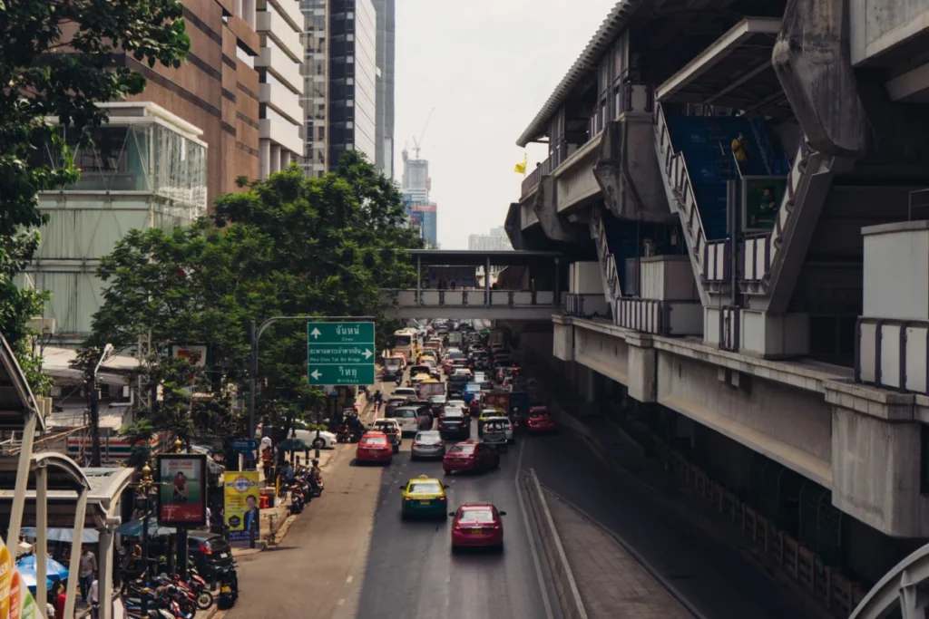 Silom (สีลม)