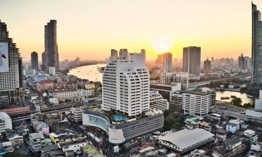 Silom (สีลม)