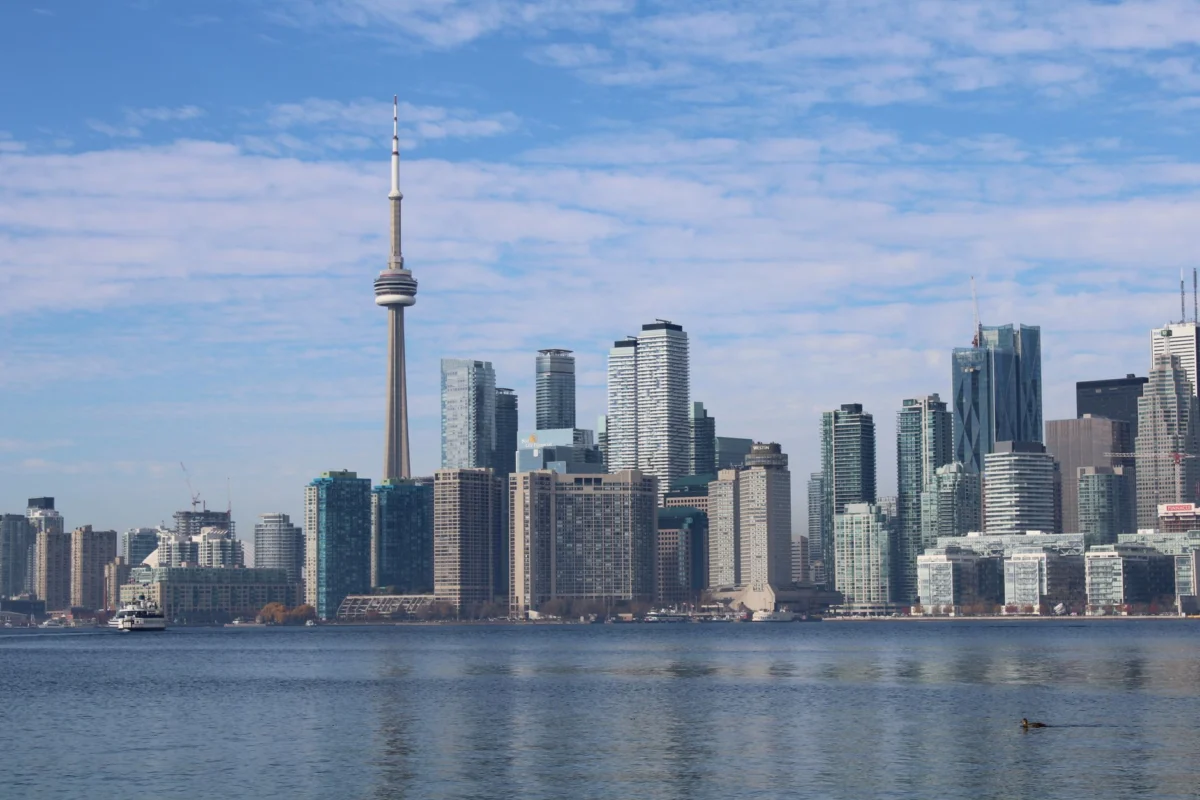 The iconic Toronto skyline featuring the CN Tower, showcasing the vibrant cityscape.