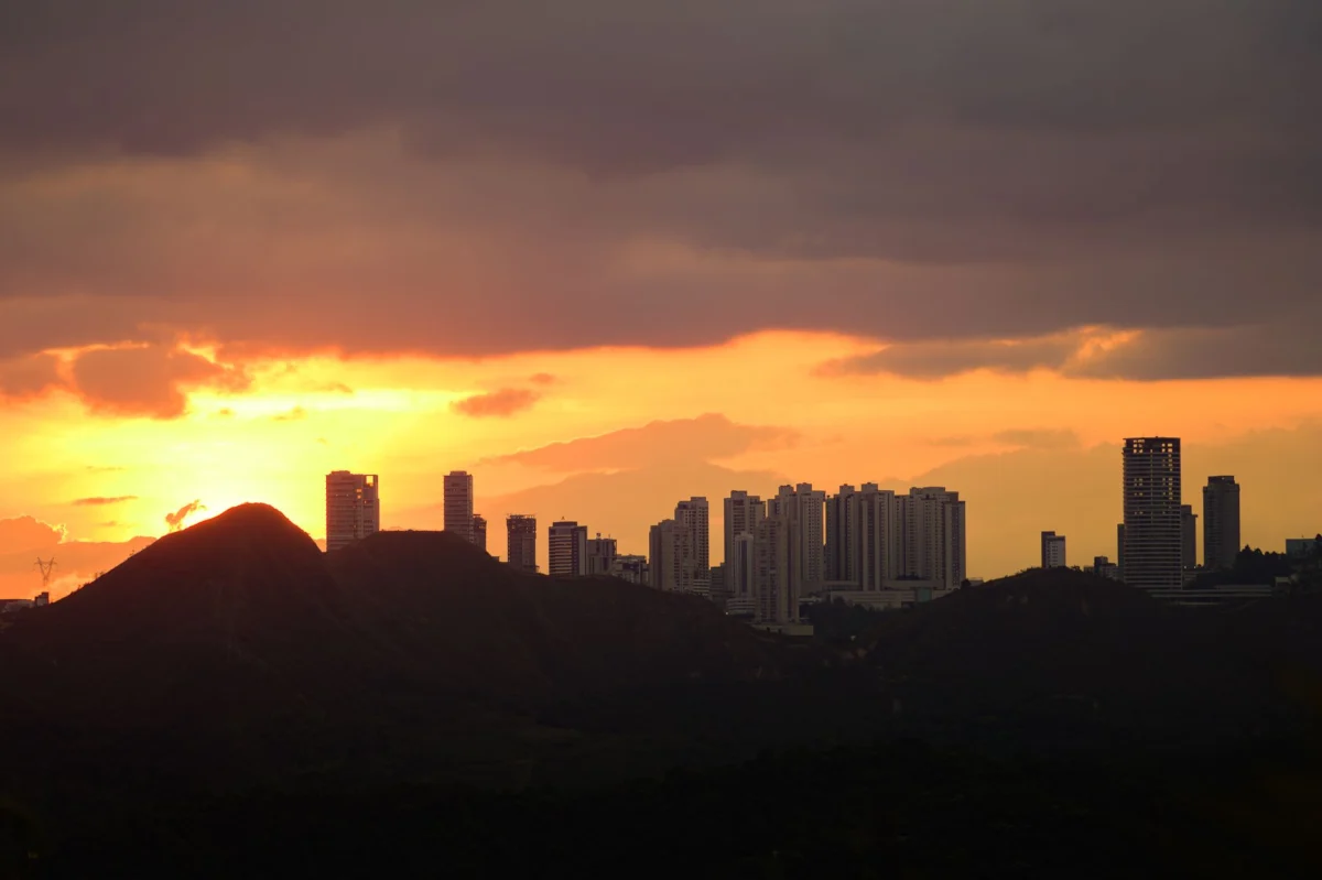 A picturesque view of Barranquilla at sunset showcasing the vibrant city skyline