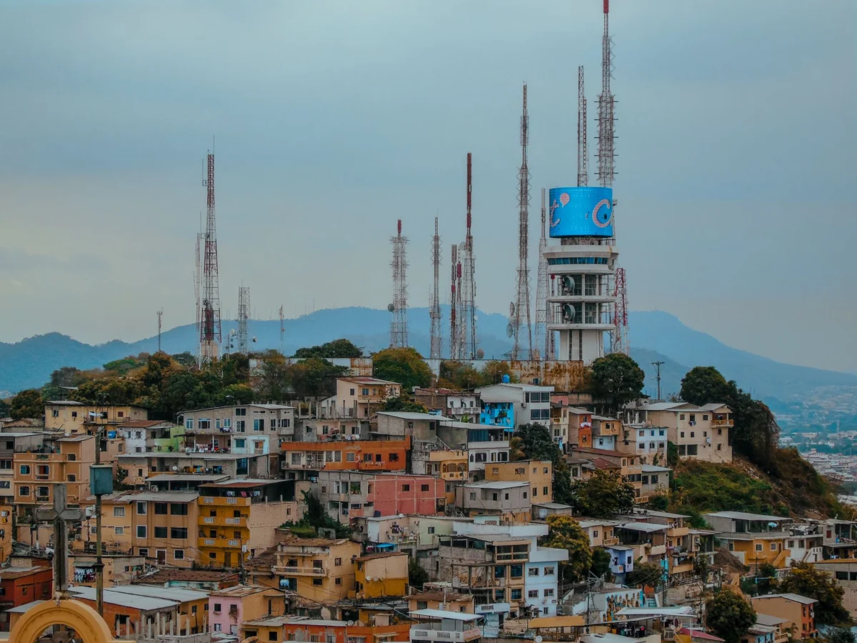 Panoramic view of Guayaquil's skyline with iconic landmarks