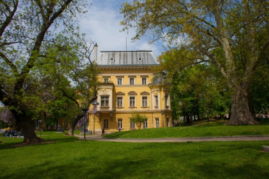 Iztok (Изток)