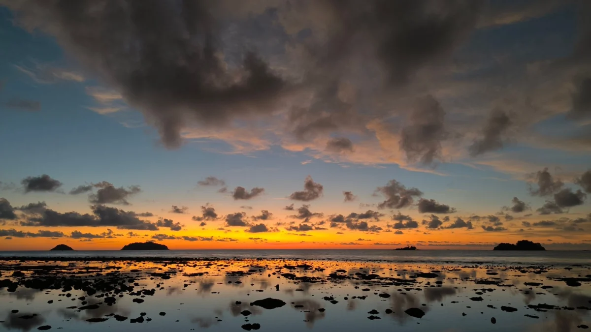 Scenic sunset over a tropical beach in Koh Samui