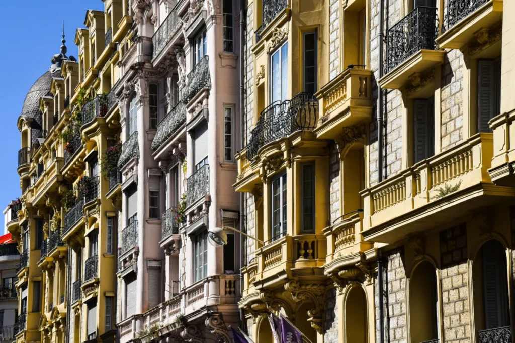 Les Cinq Avenues