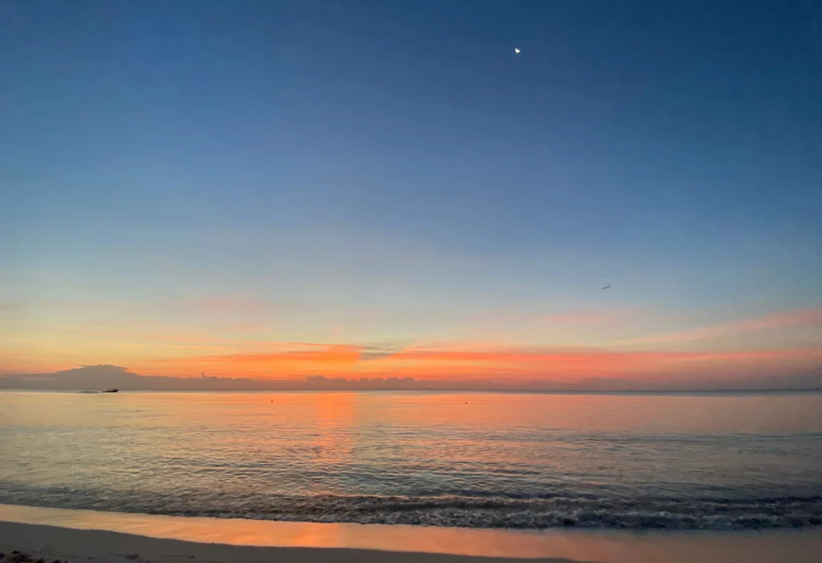 Elegant sunset view over Seven Mile Beach for couples