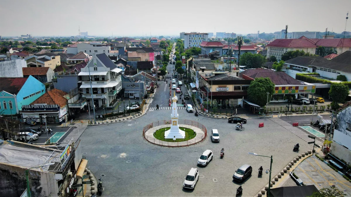 Romantic view of a Yogyakarta hotel with couples